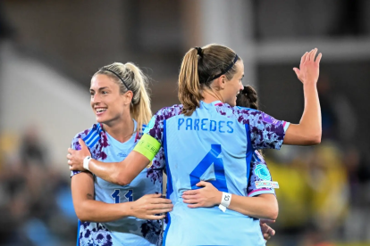 Alexia Putellas (i) e Irene Paredes (c) defenderán a Jeni Hermoso en la Corte.