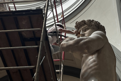 Trabajo. Un técnico recoge partículas de polvo del David.