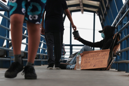 GUAYAQUIL, estampas de una cruda realidad. Nuestra urbe siempre se ha caracterizado por ser una ciudad pujante, dinámica, progresista, de gran proyección y su gente mantiene el entusiasmo por salir adelante en medio de una grave crisis social y económica que se agudiza por factores como la pandemia y la sobre población a causa de la migración tanto nacional como extranjera. Sin embargo, producto de estos factores, en la actualidad es común ver en todos los sectores de Guayaquil,  escenas que se repiten sin cesar  y que manifiestan el vicio, la mendicidad, la falta de empleo, delincuencia e inseguridad, desde las esquinas o bajo los portales, pasando por los semáforos de una concurrida y larga avenida hasta los lugares más recónditos, ocultos o a plena luz. Estas imágenes ya no causan asombro, al punto de haberlas convertido desafortunadamente en parte de nuestra cotidianidad. Agencia (ag-extra)