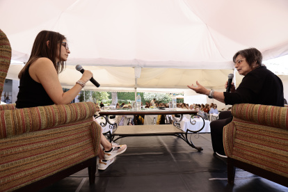 Laura Restrepo (izquierda) durante el conversatorio moderado por Lorena Ballesteros.