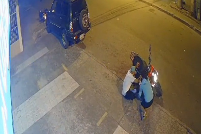 Un hombre que llevaba al menor en su motocicleta, se lanzó al suelo con el niño para cubrirlo con su cuerpo junto a una mujer