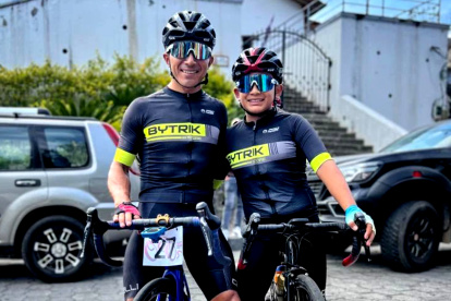 Byron Guamá con su hijo Matías, de 12 años, quien sigue su legado en el ciclismo.