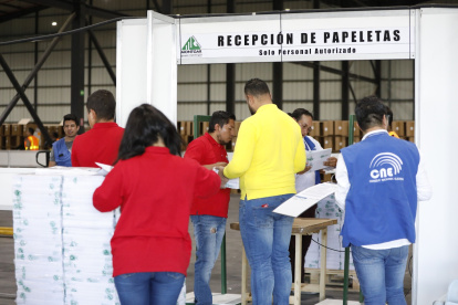 Cita. Los paquetes con el material para 101 delegaciones del exterior son papeletas para elegir asambleístas.