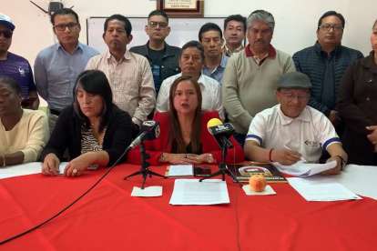 Isabel Torres, presidenta de la Unión Nacional de Educadores, anunciando la movilización.