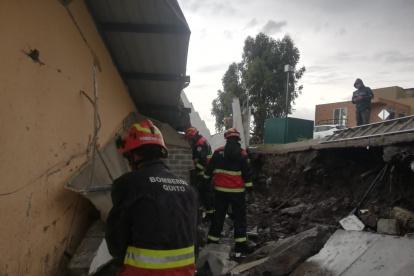 Atención. Miembros del Cuerpo de Bomberos acudieron a brindar ayuda.