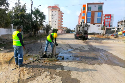 Daños. En distintos tramos de la ciudadela Costa de Oro, en Salinas, es común ver cómo las alcantarillas se colapsan.