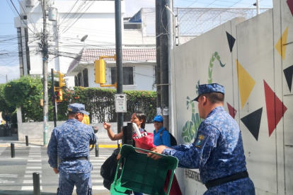 Controversia. Agentes metropolitanos levantaron el comercio de una mujer que vendía comida en los exteriores de una unidad educativa, en Ceibos.