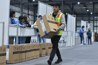 La empresa Montgar es la encargada del armado y sellado del material electoral.