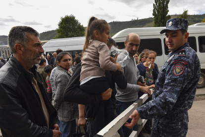 Tras un alto el fuego acordado el 20 de septiembre de 2023, Azerbaiyán abrió todos los puntos de control con Armenia para la salida sin obstáculos de civiles del territorio en disputa.
