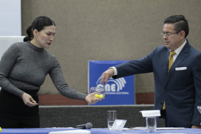 Sorteo manual de la ubicación de los candidados en el debate