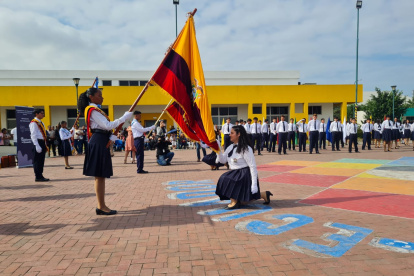 Los estudiantes de tercero e bachillerato del colegio Ileana Espinel participaron en el juramento a la bandera.
