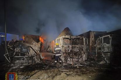 Fotografía proporcionada por la Administración Estatal Regional de Odesa muestra a los rescatistas trabajando para apagar un incendio tras un ataque nocturno a una infraestructura portuaria en la región de Odesa, sur de Ucrania, el 26 de septiembre de 2023. EFE/EPA/ODESA REGIONAL STATE ADMINISTRATION / HANDOUT HANDOUT HANDOUT EDITORIAL USE ONLY/NO SALES
