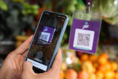 Un cliente escanea un código QR para realizar un pago, el 8 de septiembre de 2023