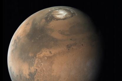 Una vista exagerada verticalmente del casquete polar norte de Marte, centrada en el cañón ‘Chasma Boreale’, de 500 km de largo, 100 km de ancho y 2 km de profundidad.