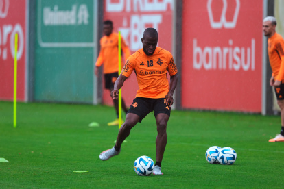 Valencia estará junto al brasileño Wanderson en el ataque colorado.