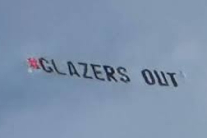 Los hinchas ingleses se organizaron para contratar la aeronave.