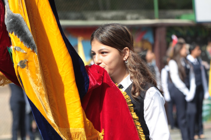 Inclinados frente a la bandera nacional, los estudiantes de tercero de bachillerato juraron defenderla, respetarla y dar su vida si fuera necesario.