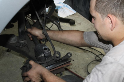Si su carro cae en un bache realice la alineación y  balanceo de inmediato.