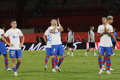 PALMA DE MALLORCA (ISLAS BALEARES), 26/09/2023.- Los jugadores del FC Barcelona tras el partido de la séptima jornada de LaLiga entre el RCD Mallorca y el FC Barcelona, hoy martes en Son Moix, Palma de Mallorca. EFE/Cati Cladera