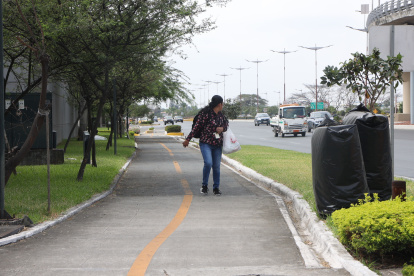 1. En las vías. Mirando para todos lados, agarrando con fuerza sus pertenencias y con miedo si alguien pasa cerca. Así circulan los transeúntes en las calles de La Puntilla