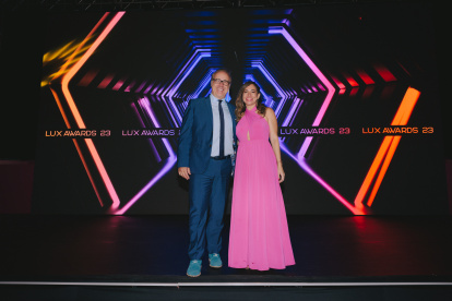 El periodista español Juan Señor junto a Andrea Serrano, directora de los premios.