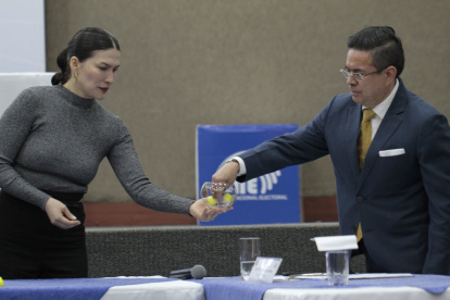 Sorteo. Los nombres de los postulantes Luisa González y Daniel Noboa fueron colocados en un ánfora.