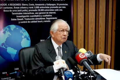 Polibio Córdova, presidente de Cedatos, difundió los resultados del último estudio de opinión.