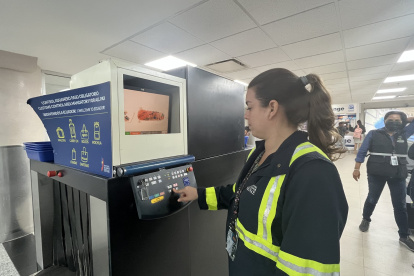 Inspección. Personal de la Aduana verifica si no hay bienes tributables del pasajero aéreo.