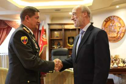 Visita. La reunión se llevó acabó en la capital ecuatoriana, entre el embajador argentino y altos mandos militares.