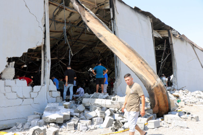 Los iraquíes inspeccionan la escena la mañana después de que se produjera un incendio en un salón de bodas en la ciudad de Hamdaniya, provincia de Nínive, al norte de Irak, el 27 de septiembre de 2023.
