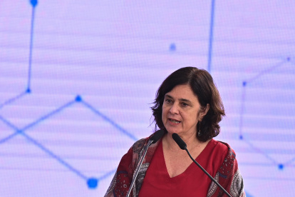La ministra de Salud de Brasil, Nisia Trindade, habla durante la ceremonia de lanzamiento de la nueva estrategia para el Complejo Económico-Industrial de Salud.