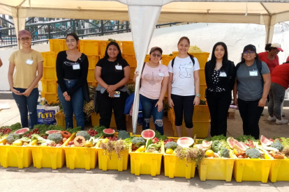Operativo. Voluntarios reúnen alimentos recolectados en uno de los mercados de Guayaquil.