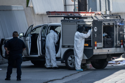 Peritos forenses de la Fiscalía de Nuevo León trabajan en la zona donde aparecieron restos humanos.