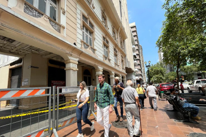 Peligro. A diario miles de personas pasan cerca de la estructura.