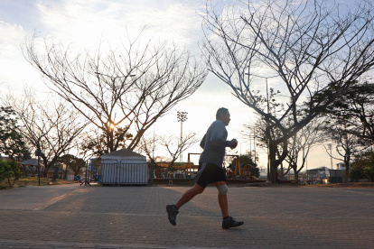 Paisaje. En medio de árboles secos, los moradores realizan sus ejercicios, aunque con menos frecuencia.