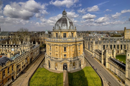 La Universidad de Oxford es una universidad pública de investigación ubicada en Oxford, Inglaterra, Reino Unido.