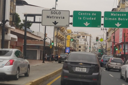 En Cuenca y Eloy Alfaro las contravenciones en el carril exclusivo se cometen todo el día.