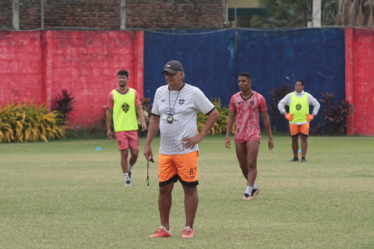 Rolando Azas actualmente dirige a Naranja Mekánica, club de la Segunda Categoría del Ecuador.