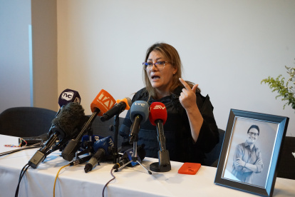 Verónica Sarauz, esposa del asesinado candidato a la Presidencia, Fernando Villavicencio. Al parecer, un hombre que habría tenido intención de atacarla, fue neutralizado.