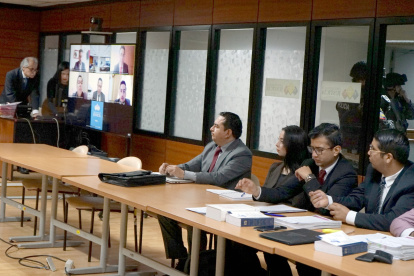 Diligencia. Defensores de los tres procesados por posible tráfico de influencias asistieron a la audiencia.