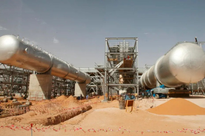 Instalaciones de un complejo de petroleo ubicado en el desierto en Khurais, Saudi Arabia.