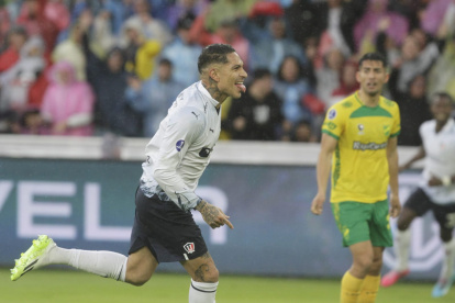 El delantero Paolo Guerrero marcó un doblete en la victoria de Liga de Quito.