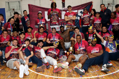 La celebración de los jugadores de Leones tras ganar el campeonato de la Liga BásquetPro.