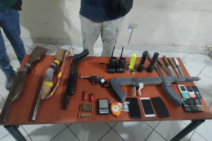 Evidencias. Armas y municiones son parte de los materiales incautados por los militares en Esmeraldas.