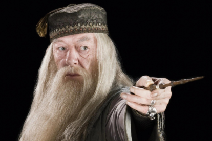 Gambon es conocido por su extensa carrera de más de cinco décadas en televisión, cine, radio y teatro.