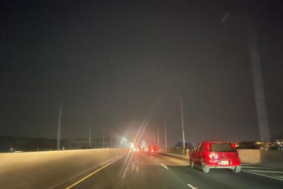 La única luz que se evidencia, es de los mismos carros.