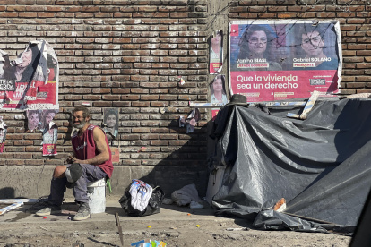 Fotografía que muestra una persona en situación de calle el 29 de agosto de 2023 en Buenos Aires (Argentina).
