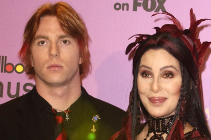 Cher junto a su hijo Elijah, quien permanece en un centro de rehabilitación batallando contra su adicción a las drogas y al alcohol.