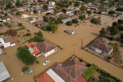 Una fotografía tomada con un drone muestra casas inundadas en la aldea de Sotirio después de la tormenta Elias, cerca de Larissa, Grecia, 28 de septiembre de 2023.