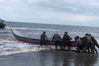 En el sector de La Tola, en Esmeraldas, las FF.AA. encontró una lancha abandonada con 716 galones de diésel.